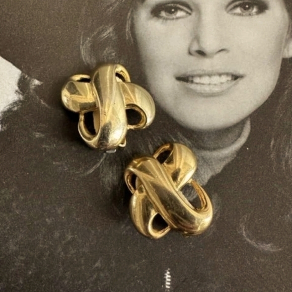 GIVENCHY Vintage 70s Gold Plated Sculptural Clip-On Earrings – Statement Retro - Picture 1 of 5